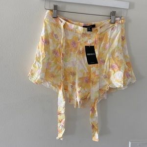 NWT Forever 21 floral ruffle belted shorts 🏝